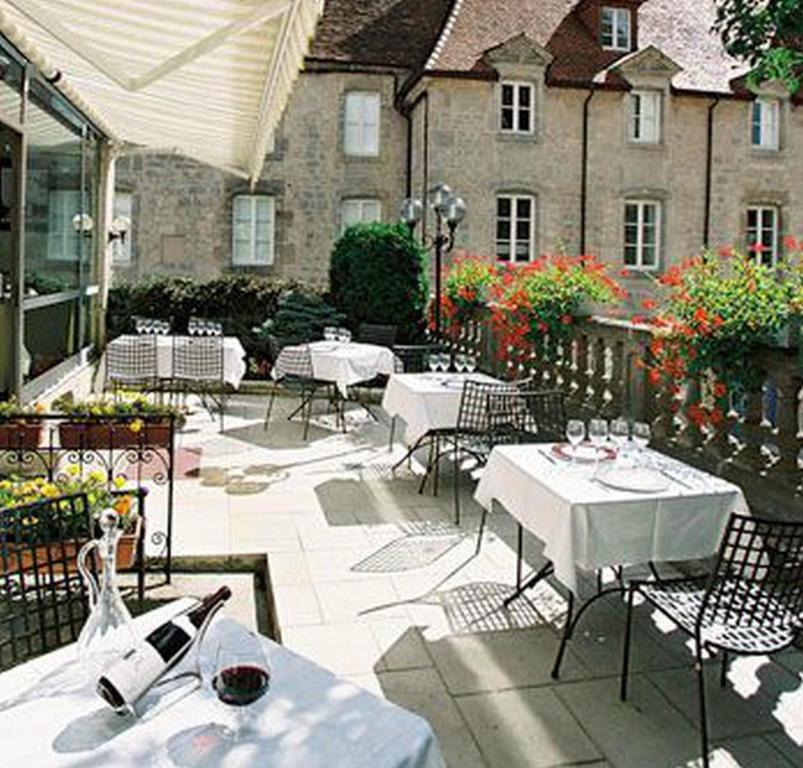 Logis Hotel Le Cheval Blanc Langres Exterior foto