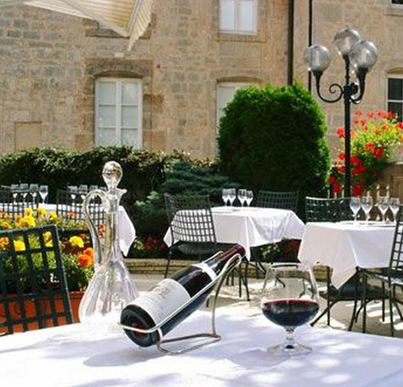 Logis Hotel Le Cheval Blanc Langres Exterior foto